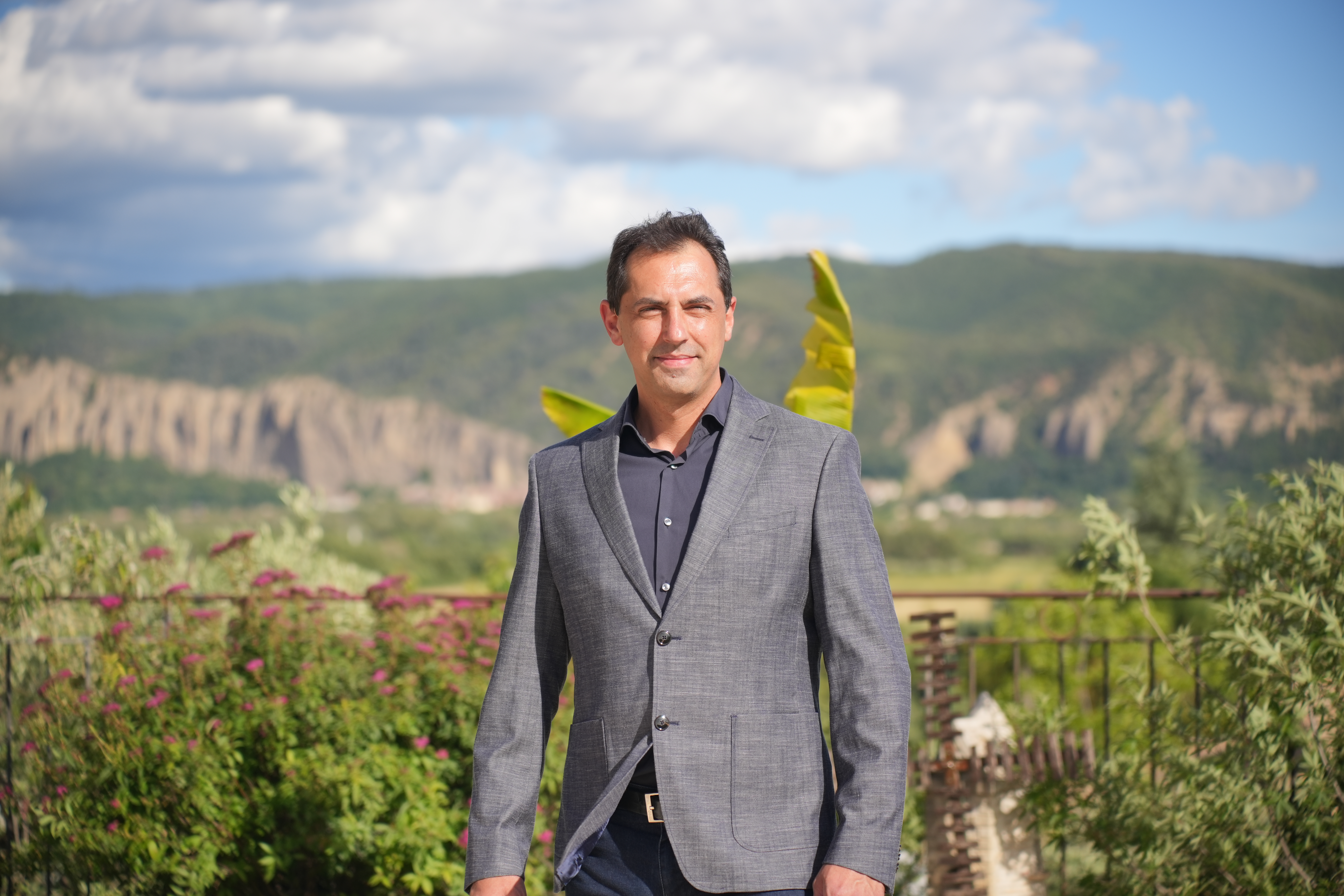 Natif du secteur Bléone-Durance, j’en connais intimement le marché, les communes et les spécificités locales.  Professionnel de l’immobilier, j’ai déjà accompagné plus de 100 familles dans leurs projets de vente et d’achat.