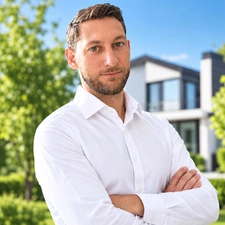 Natif de la région, je propose une expertise immobilière locale et un accompagnement sans faille.