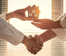 Natif de la région, je propose une expertise immobilière locale et un accompagnement sans faille.