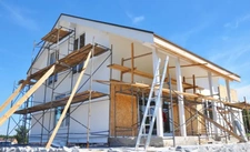 Vendre une maison avec travaux : rénover ou vendre en l'état ?