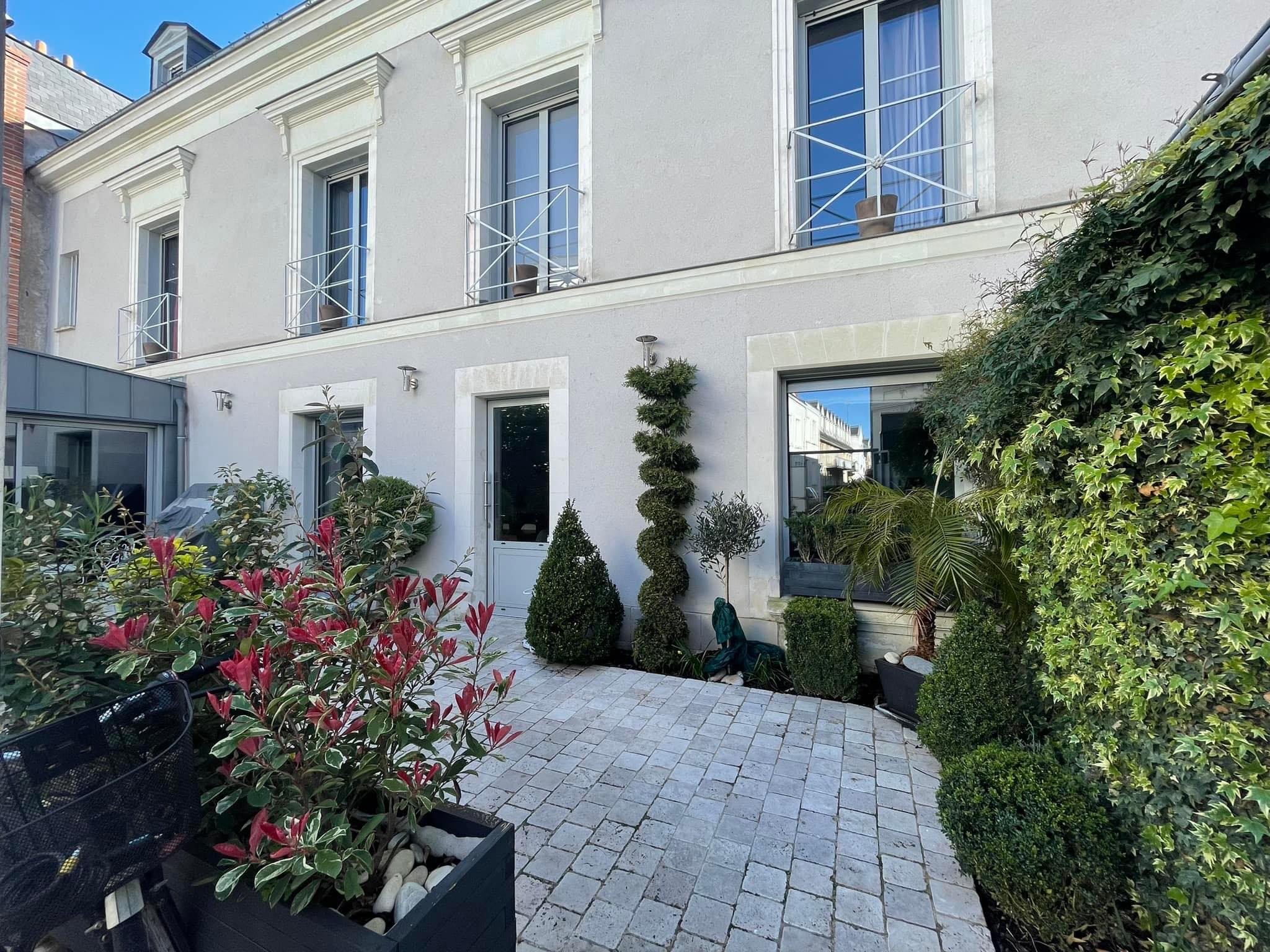 Natif de la région, je propose une expertise immobilière locale et un accompagnement sans faille.