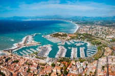Depuis des années j'interviens sur le secteur du  VAR-EST en qualité d'agent immobilier spécialisé en COMMERCES, ENTREPRISES, INVESTISSEURS NEUFS.
