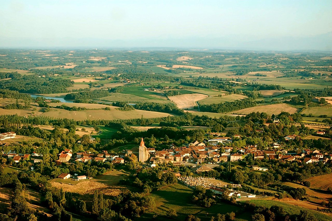 Natif de la région, je propose une expertise immobilière locale et un accompagnement sans faille.