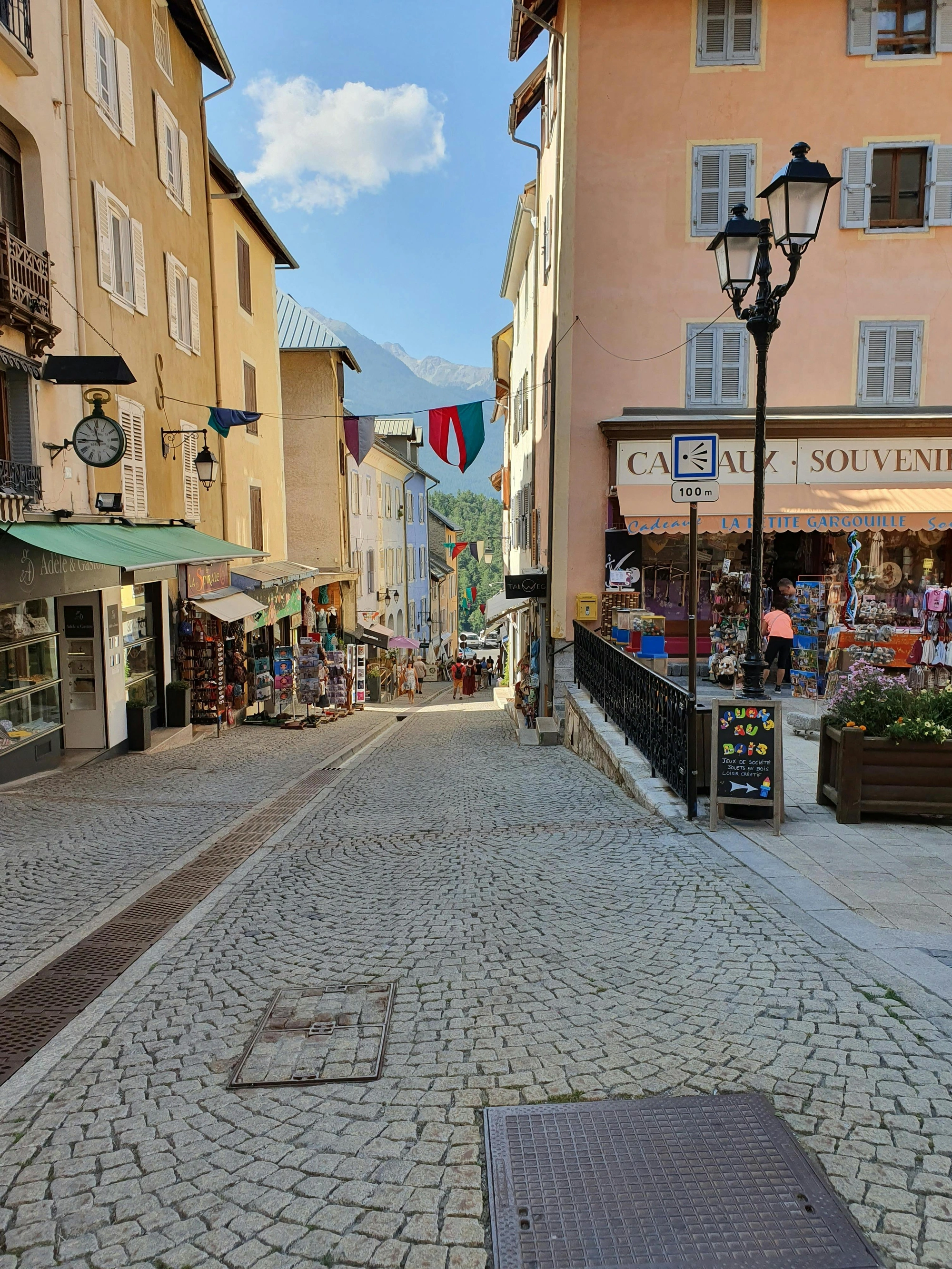 Passionné par l’entrepreneuriat et l’immobilier, je mets mon expertise au service des entrepreneurs pour la vente de fonds de commerce et de locaux commerciaux.