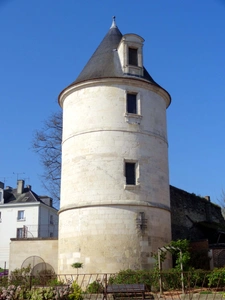 Méruvienne de naissance, j'incarne l’ancrage local et la passion pour l’immobilier.