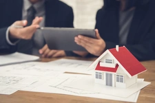 Natif de la région, je propose une expertise immobilière locale et un accompagnement sans faille.