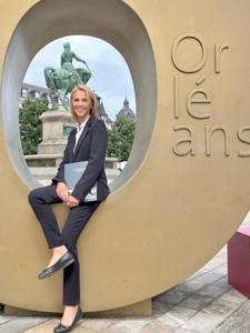 Orléanaise et dans l'immobilier Prestige et traditionnel depuis de nombreuses années, je vous propose l'expérience, l'expertise, la disponibilité, un savoir être et un savoir faire pour vous accompagner dans vos projets immobiliers. Meilleur vendeur National Capifrance 2019-2020-2021-2022-2023-2024 et 2025. Voir mes biens vendus : https://nathalie-tillay.immofolio.fr/