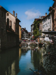 Le Marché Immobilier à Annecy (74000) : Une Valeur Refuge d'Exception