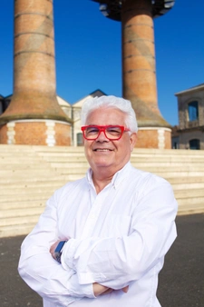 Natif du pays châtelleraudais, fort de 12 ans d’expérience, je maîtrise parfaitement ma ville ainsi que ses communes environnantes. Mon sérieux, ma disponibilité et mon engagement sont de véritables atouts pour vous accompagner dans la réussite de votre projet immobilier. Je vous propose des estimations écrites, précises, détaillées et professionnelles, adaptées au marché local. En tant que conseiller rattaché au réseau CAPIFRANCE, je bénéficie d’une diffusion optimale de votre bien, tant au niveau national qu’international, pour maximiser sa visibilité. Avec moi, vous bénéficiez d’un suivi rigoureux, réactif et sécurisé à chaque étape de votre projet. 👉 Je reste bien sûr à votre entière disposition pour concrétiser vos projets immobiliers en toute sérénité.