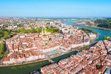 Natif de la région, je propose une expertise immobilière locale et un accompagnement sans faille.