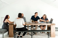 Natif du Sud-Ouest Lyonnais, je propose une expertise immobilière locale et un accompagnement sans faille.