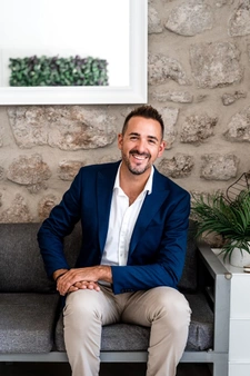 Natif du Sud-Ouest Lyonnais, je propose une expertise immobilière locale et un accompagnement sans faille.