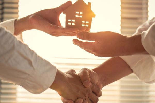Vendre puis acheter, ou acheter puis vendre : quelle stratégie adopter ?