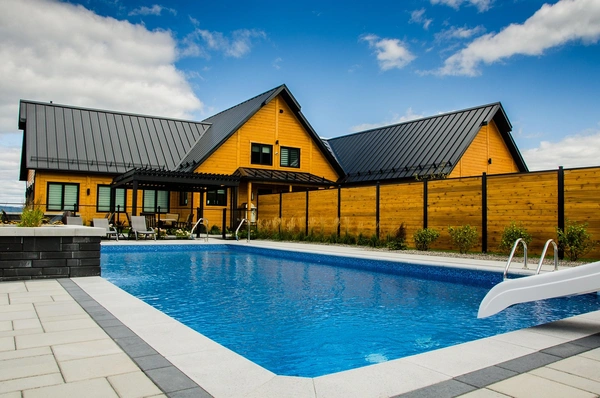Construire une piscine privée : Ce que les propriétaires doivent savoir