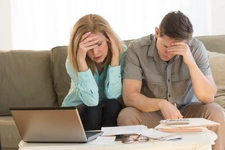 Vendre avant d’acheter : Quelle est la meilleure stratégie immobilière ?