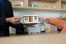 Que faire en cas de vente de bien immobilier sous-évalué dans la succession ?