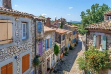 Spécialiste "Commerces et Entreprises" avec un petit faible pour les immeubles à rénover en totalité, je propose une expertise immobilière locale et un accompagnement sans faille.