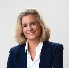 Dans ce métier, chaque histoire m'a formée. Je mets cette expérience au service de la vôtre.