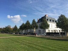Mansonnienne depuis 45 ans, j'aime passionnément Maisons, son Patrimoine, son allure et son Parc remarquable. Femme de terrain, mon expertise immobilière sera votre atout et votre réussite.