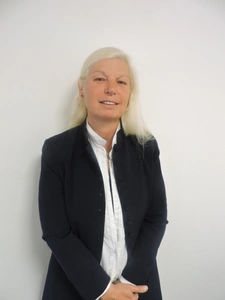 Mansonnienne depuis 45 ans, j'aime passionnément Maisons, son Patrimoine, son allure et son Parc remarquable. Femme de terrain, mon expertise immobilière sera votre atout et votre réussite.