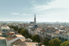 Natif de la région, je propose une expertise immobilière locale et un accompagnement sans faille.