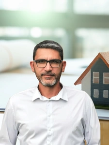 Natif de la région, je propose une expertise immobilière locale et un accompagnement sans faille.
