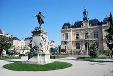 Natif de la région, je propose une expertise immobilière locale et un accompagnement sans faille.