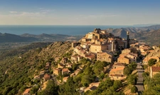 Installée en Balagne depuis 25 ans, je propose une expertise immobilière locale et un accompagnement sans faille.