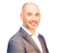 Natif de la région, je propose une expertise immobilière locale et un accompagnement sans faille.