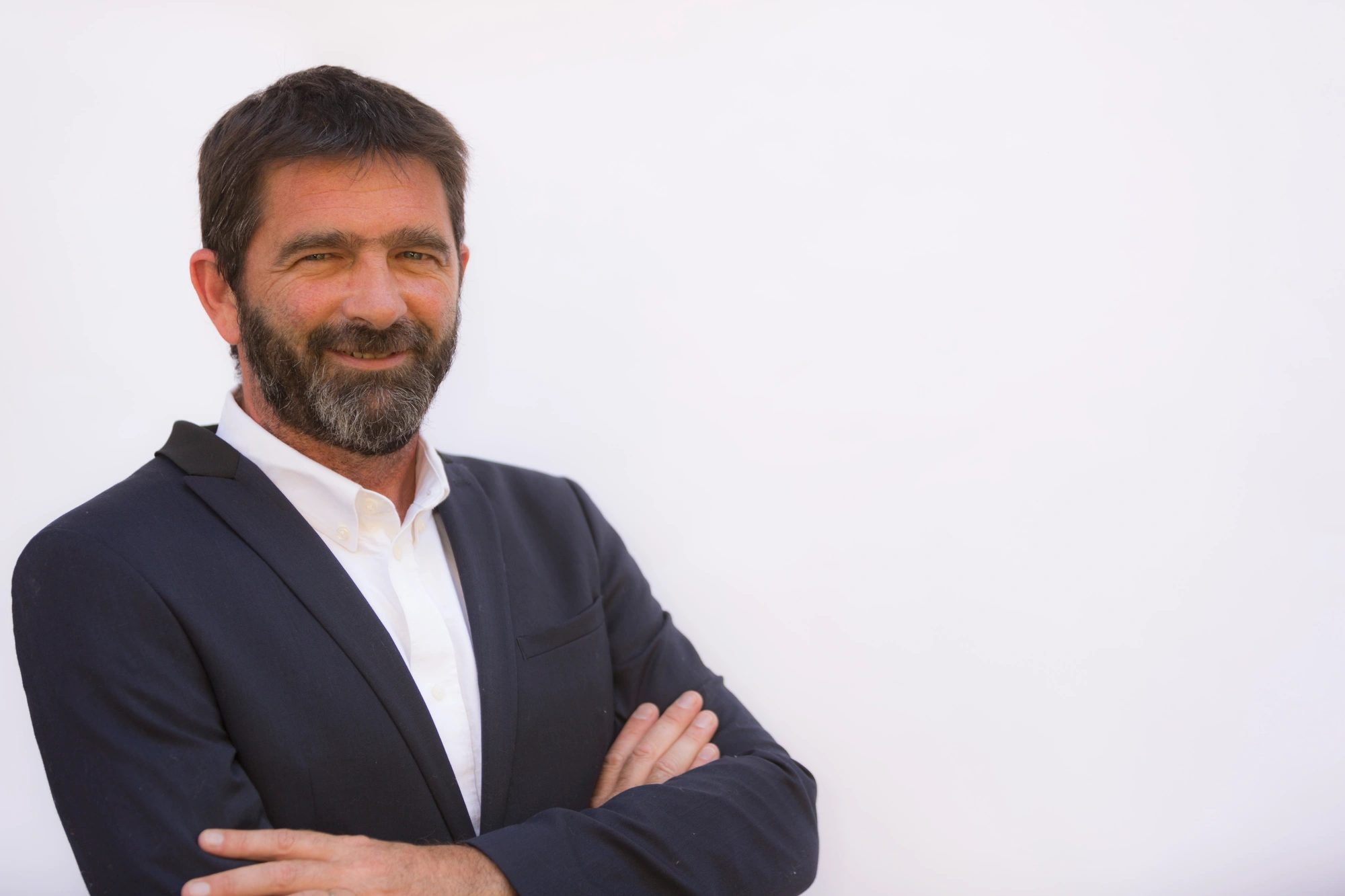 Bernard BIZET votre conseiller immobilier spécialisé dans les maisons de caractère dans le Luberon, je suis ici pour vous aider à trouver la propriété qui correspond parfaitement à vos attentes. Ensemble, trouvons la maison de vos rêves dans le Luberon.