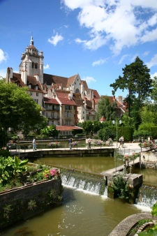 Natif de la région, je propose une expertise immobilière locale et un accompagnement sans faille.
