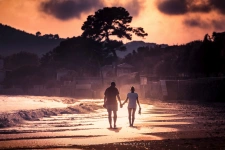 Natif de Toulon, je propose une expertise immobilière locale et un accompagnement sans faille.