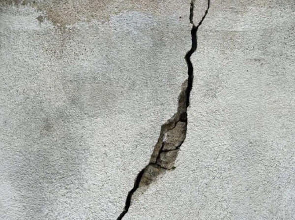 Les fissures dans les murs : quand s'inquiéter et comment agir ?