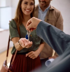 Natif de la région, je propose une expertise immobilière locale et un accompagnement sans faille.