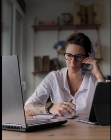 Une courte présentation : vous avez le droit de savoir à qui vous vous adressez