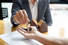 Natif de la région, je propose une expertise immobilière locale et un accompagnement sans faille.