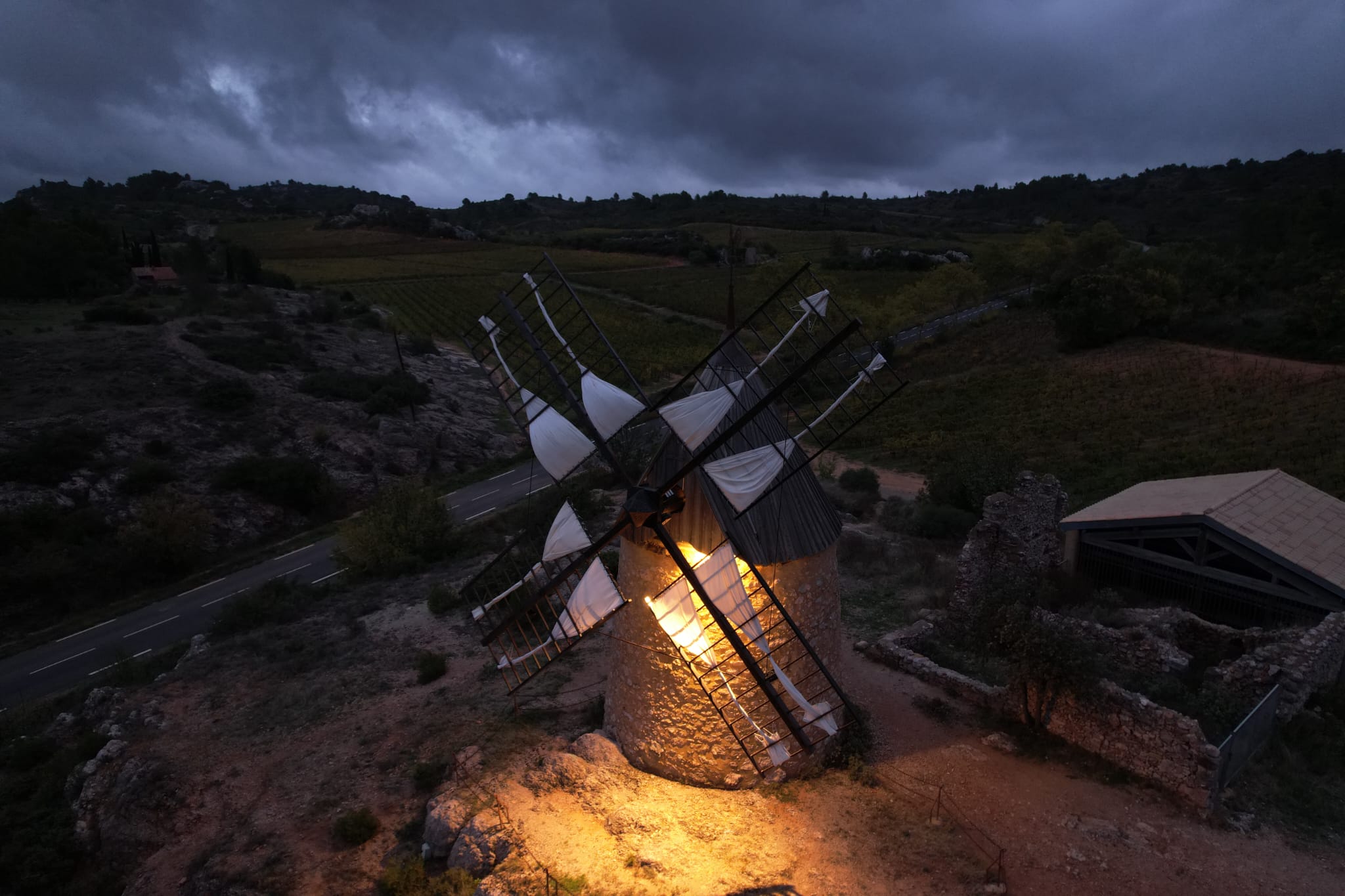 Saint-Chinian : Vignobles Renommés et Atmosphère Méridionale