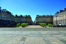 Natif de la région, je propose une expertise immobilière locale et un accompagnement sans faille.