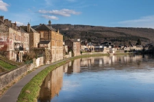 Native de la région, je propose une expertise immobilière locale et un accompagnement sans faille.