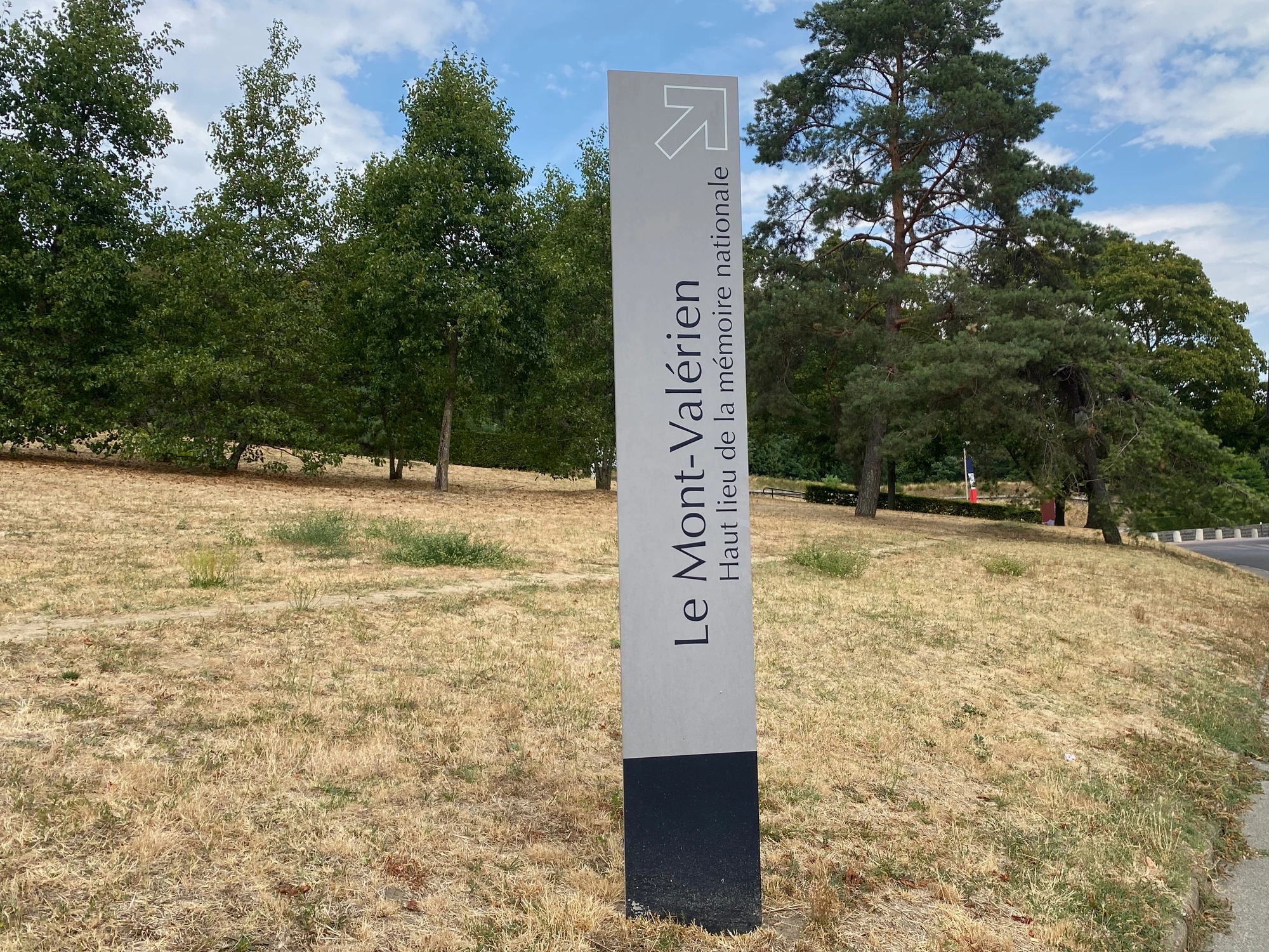 Patrimoine historique et borne du mémorial du Mont-Valérien à Rueil-Malmaison par Sarah Bendib