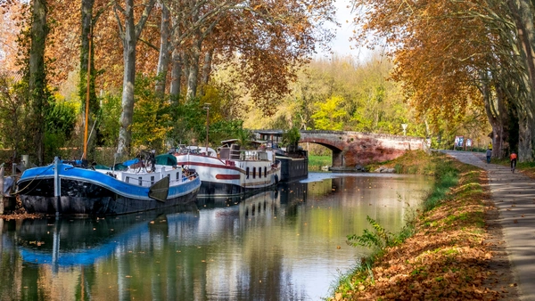 Acheter une péniche : tout ce qu'il faut savoir avant de se lancer