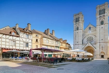 Natif de la région, je propose une expertise immobilière locale et un accompagnement sans faille.