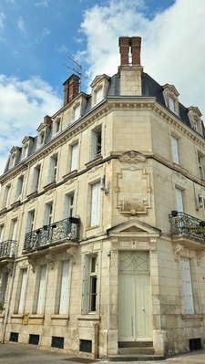 Natif de la région, je propose une expertise immobilière locale et un accompagnement sans faille.