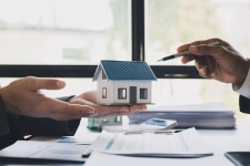 Natif de la région, je propose une expertise immobilière locale et un accompagnement sans faille.