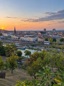 Natif de la région, je propose une expertise immobilière locale et un accompagnement sans faille.