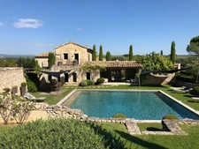Amoureuse du Luberon, je propose une expertise immobilière locale et un accompagnement sans faille.