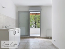  MEYLAN (38) Appartement 3 pièces sans travaux avec balcon et garage 