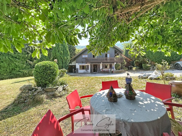 SAINT MARTIN D'URIAGE, chalet familial à 740 m d’altitude – charme, cheminée et grand terrain