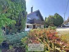 SAINT MARTIN D'URIAGE, chalet familial à 740 m d’altitude – charme, cheminée et grand terrain
