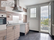 Grenoble Caterpillar Appartement 4 pièces dans un immeuble ravalé